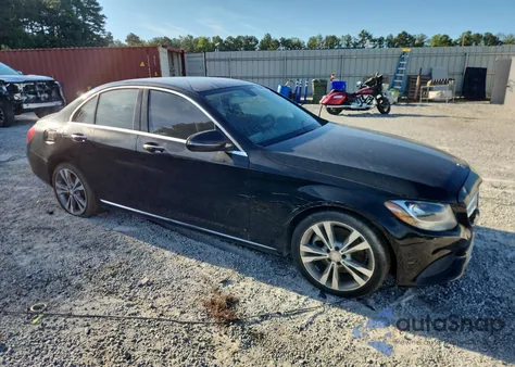 2016 Mercedes-Benz C 300 z USA, uszkodzony, nr VIN 55SWF4JB9GU100818